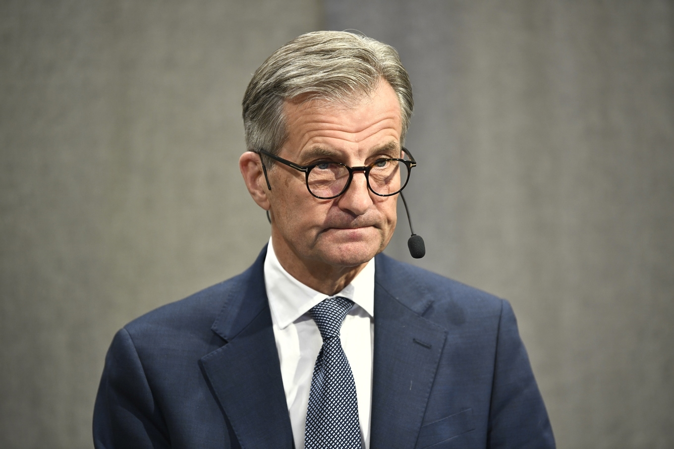 Riksbankschef Erik Thedéen kommenterar riksbankens besked att styrräntan lämnas oförändrad på 1,75 procent. Foto: Lars Schröder/TT