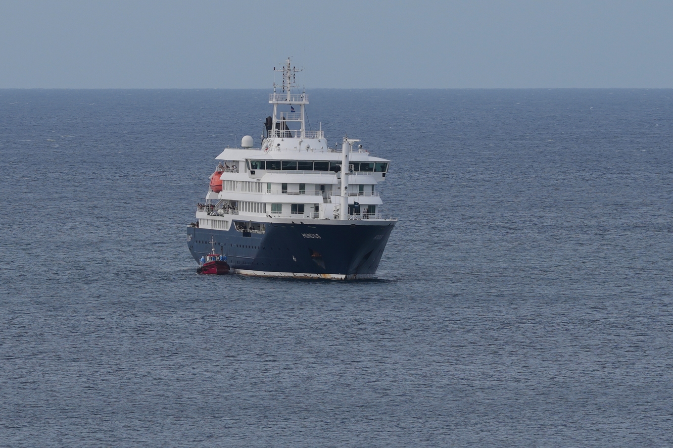 Hantavirusdrabbade MV Hondius seglar mot Kanarieöarna. Arkivbild. Foto: Misper Apawu /AP/TT
