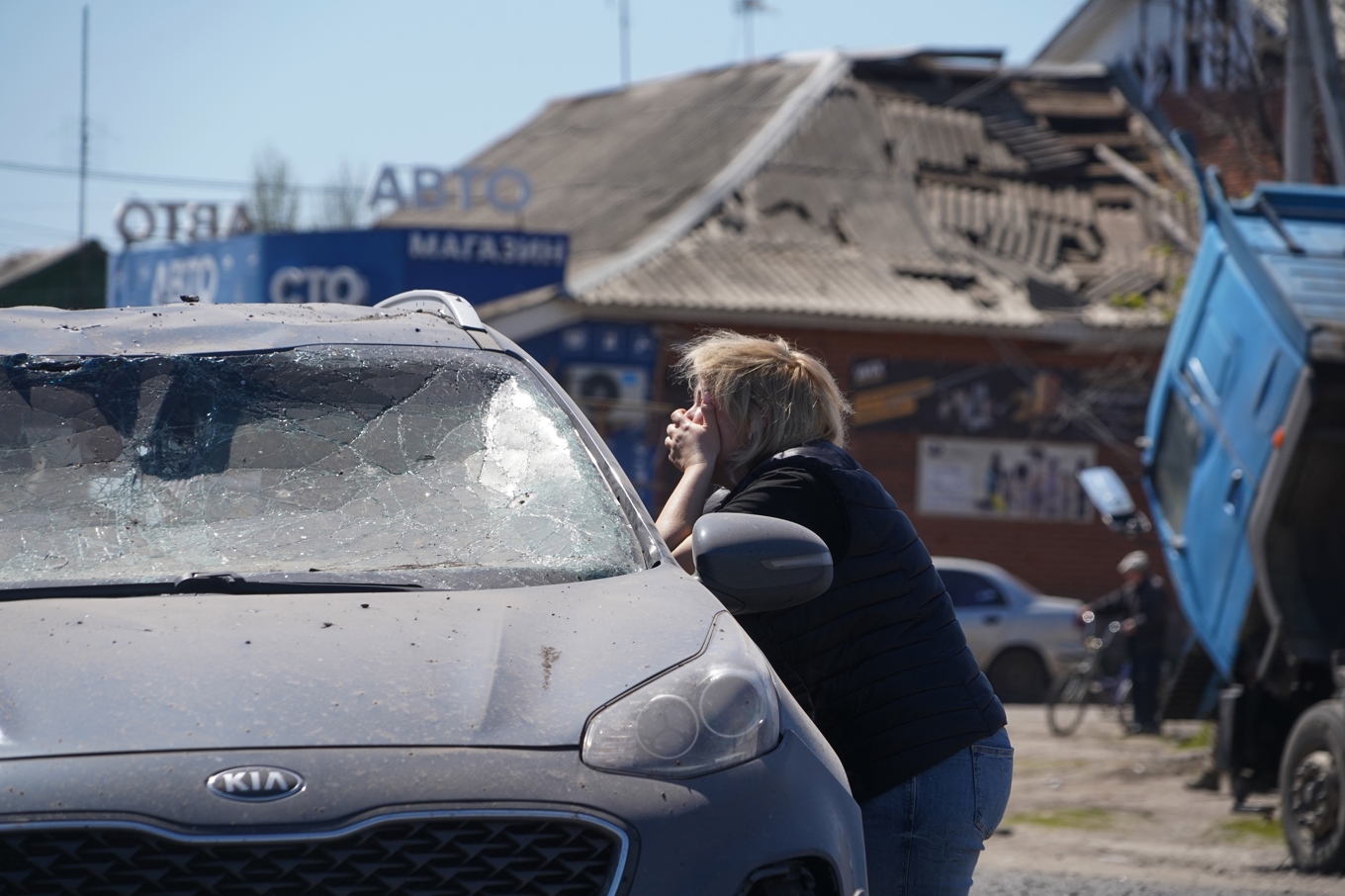 En kvinna i gråt, då hon ser en person som just har dödats i ett ryskt robotanfall i Merefa i nordöstra Ukraina i måndags denna vecka. Foto: Andrii Marienko/AP/TT