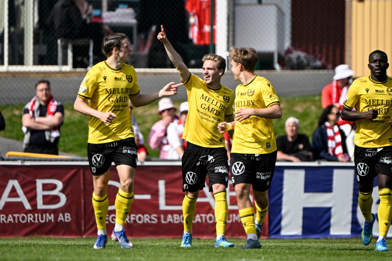 Mjällbys Jeppe Kjaer (10, mitten) firar sitt 1–0-mål i segermatchen mot Degerfors. Foto: Tommy Pedersen/TT