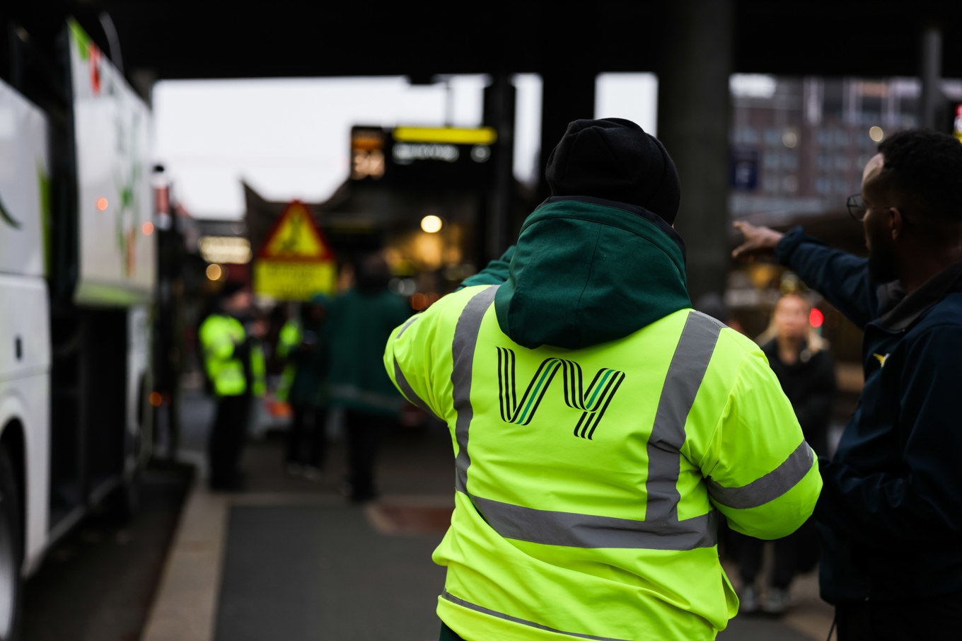 Norska Vy ska köra den nya linjen. Arkivbild på Vy-medarbetare i Oslo. Foto: Amanda Pedersen Giske/NTB/TT