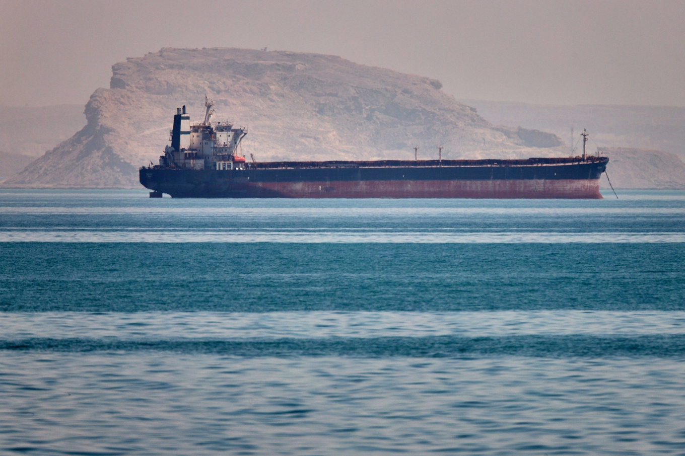 Ett lastfartyg ligger för ankar i Hormuzsundet utanför Bandar Abbas i Iran. Foto: Amirhosein Khorgooi/AP/TT