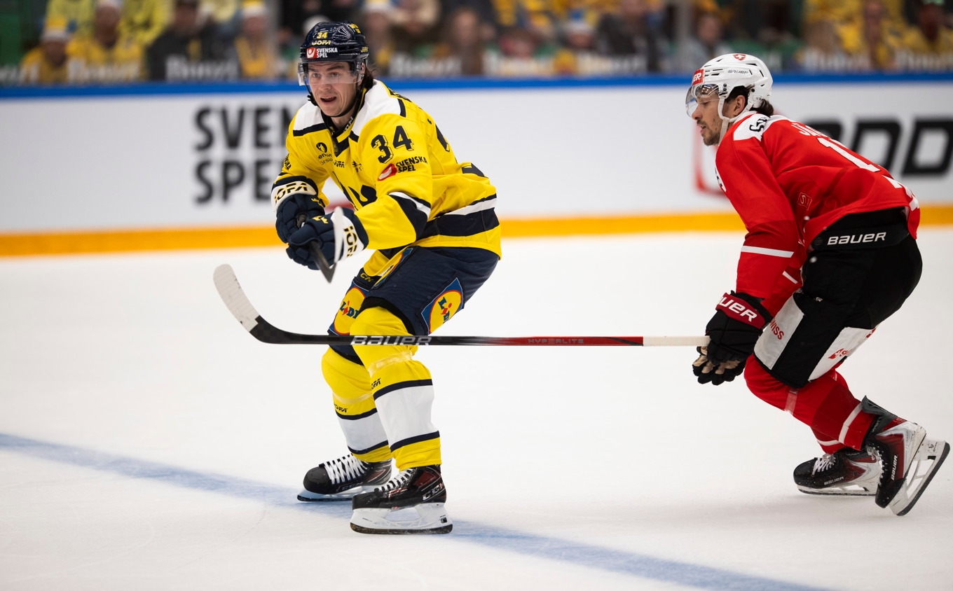 Albert Johansson gjorde två mål mot Schweiz i Beijer Hockey Games. Foto: Andreas Hillergren/TT