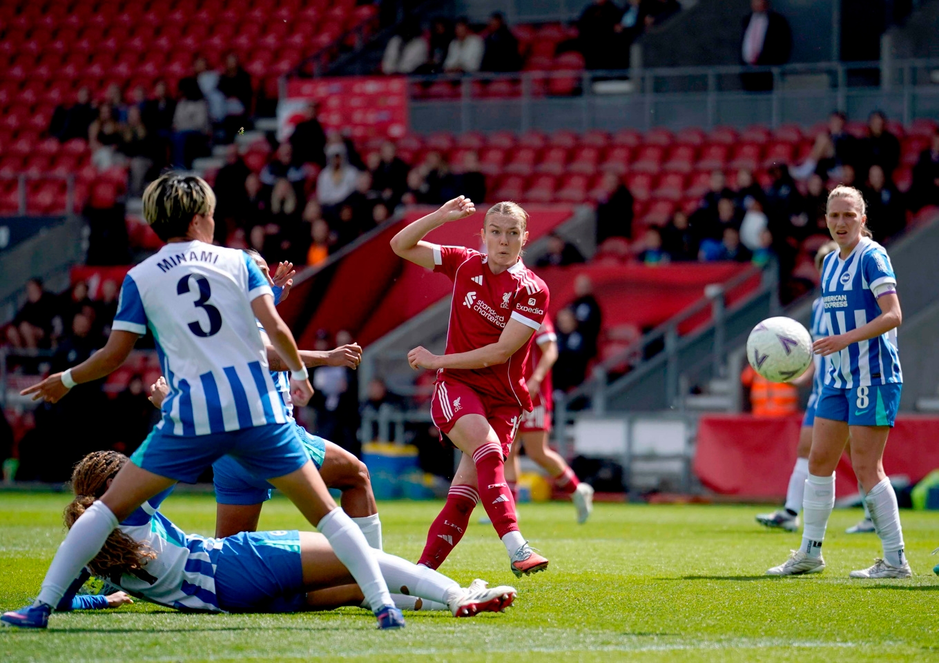 Liverpools Beata Olsson gör 2–0, men Brighton vann till slut FA-cupsemifinalen med 3–2. Foto: Dave Thompson /AP/TT