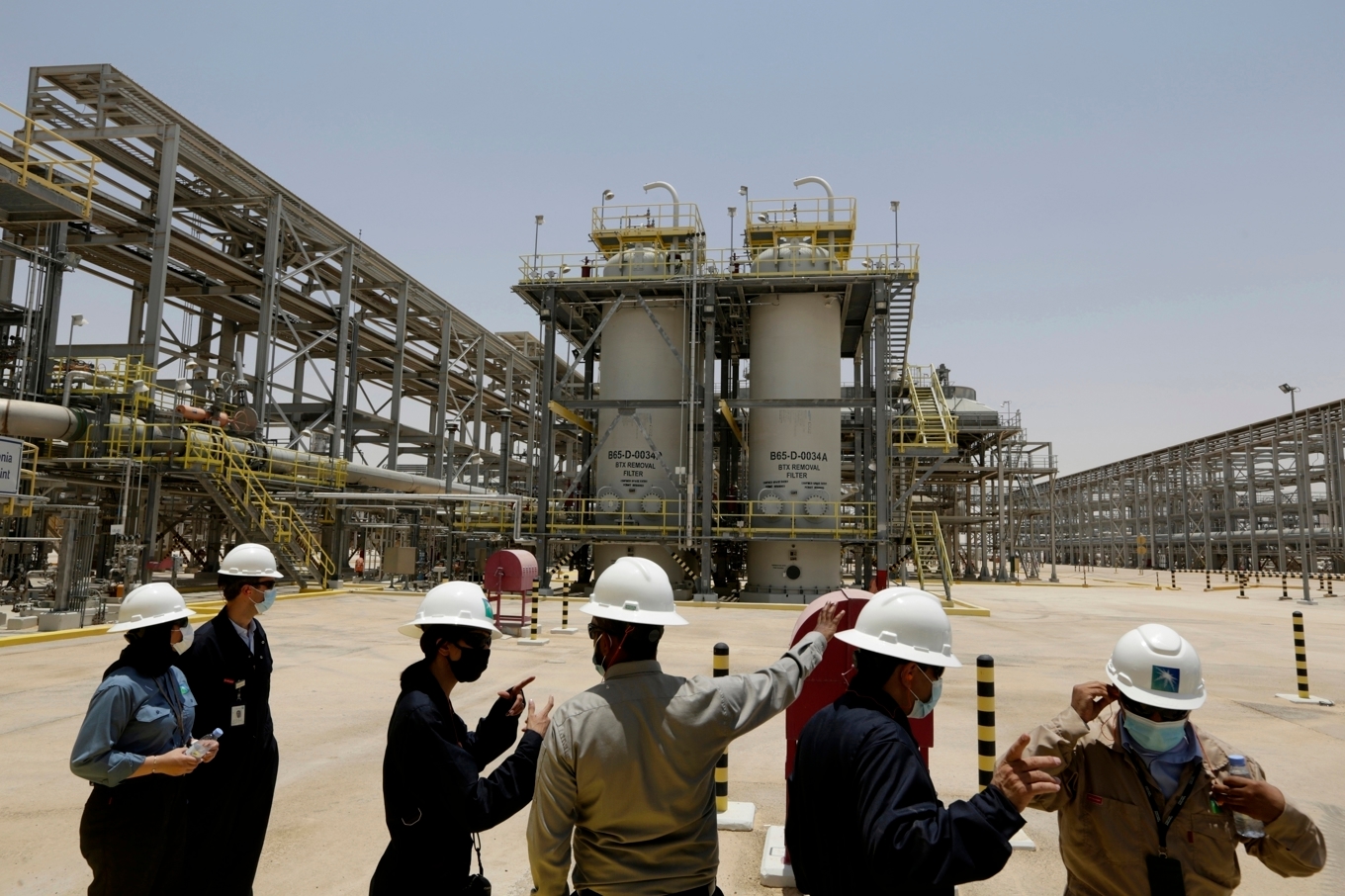 Anställda vid Saudi Aramco och journalister vid en anläggning för flytande fossilgas i Hawiyah, Saudiarabien. Arkivbild. Foto: Amr Nabil/AP/TT