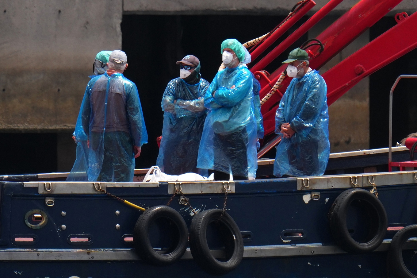 Ett hundratal av passagerarna från det virusdrabbade kryssningsfartyget Hondius har förts i land och skickats till sina respektive hemländer. Foto: Manu Fernandez/AP/TT