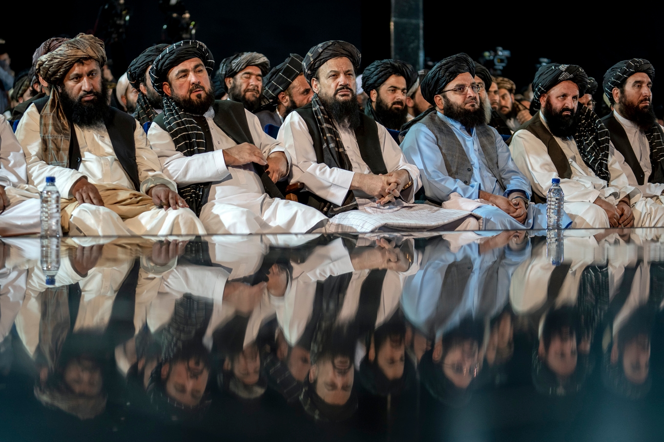 Medlemmar i talibanernas ledarskikt vid en ceremoni i Kabul. Arkivbild från 2023. Foto: Ebrahim Noroozi/AP/TT