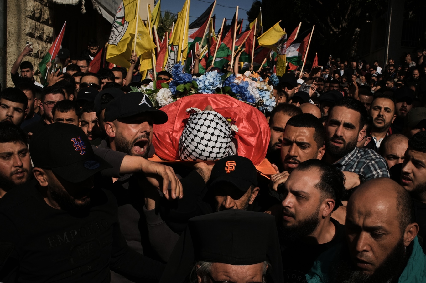En begravning av en palestinier som dödats av israeliska bosättare på Västbanken. Bild från staden Deir Dibwan i slutet av april. Foto: Leo Correa /AP/TT