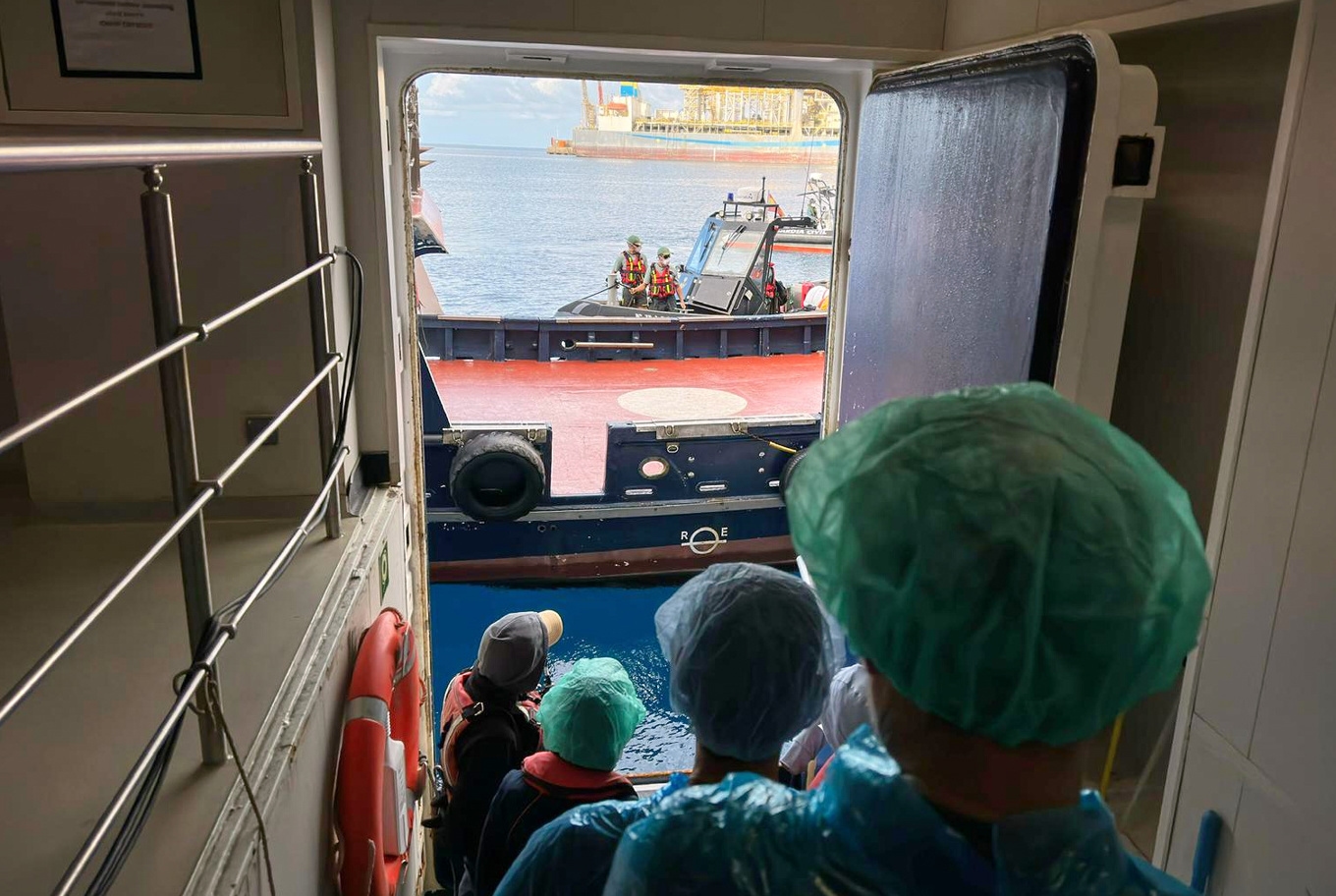 Passagerare evakueras från fartyget Hondius på söndagen. Foto: AP/TT