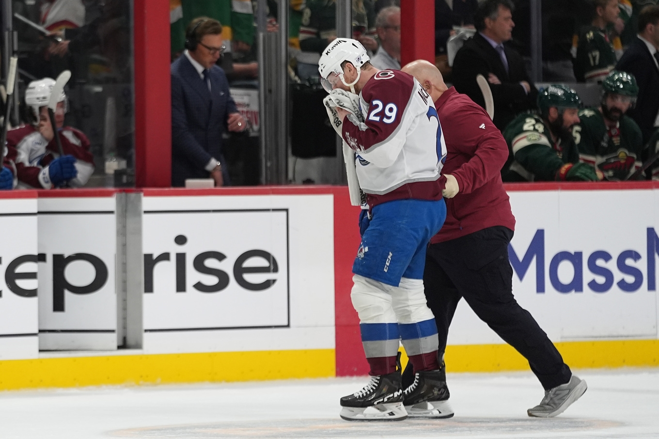 Nathan MacKinnon lämnar isen efter att ha fått pucken i ansiktet. Foto: Abbie Parr/AP/TT