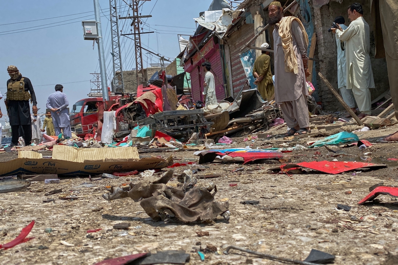 Polis och lokalbor undersöker skadorna efter det att en bomb utlösts vid en basar i Lakki Marwat i nordvästra Pakistan. Foto: Farhat Ullah/AP/TT