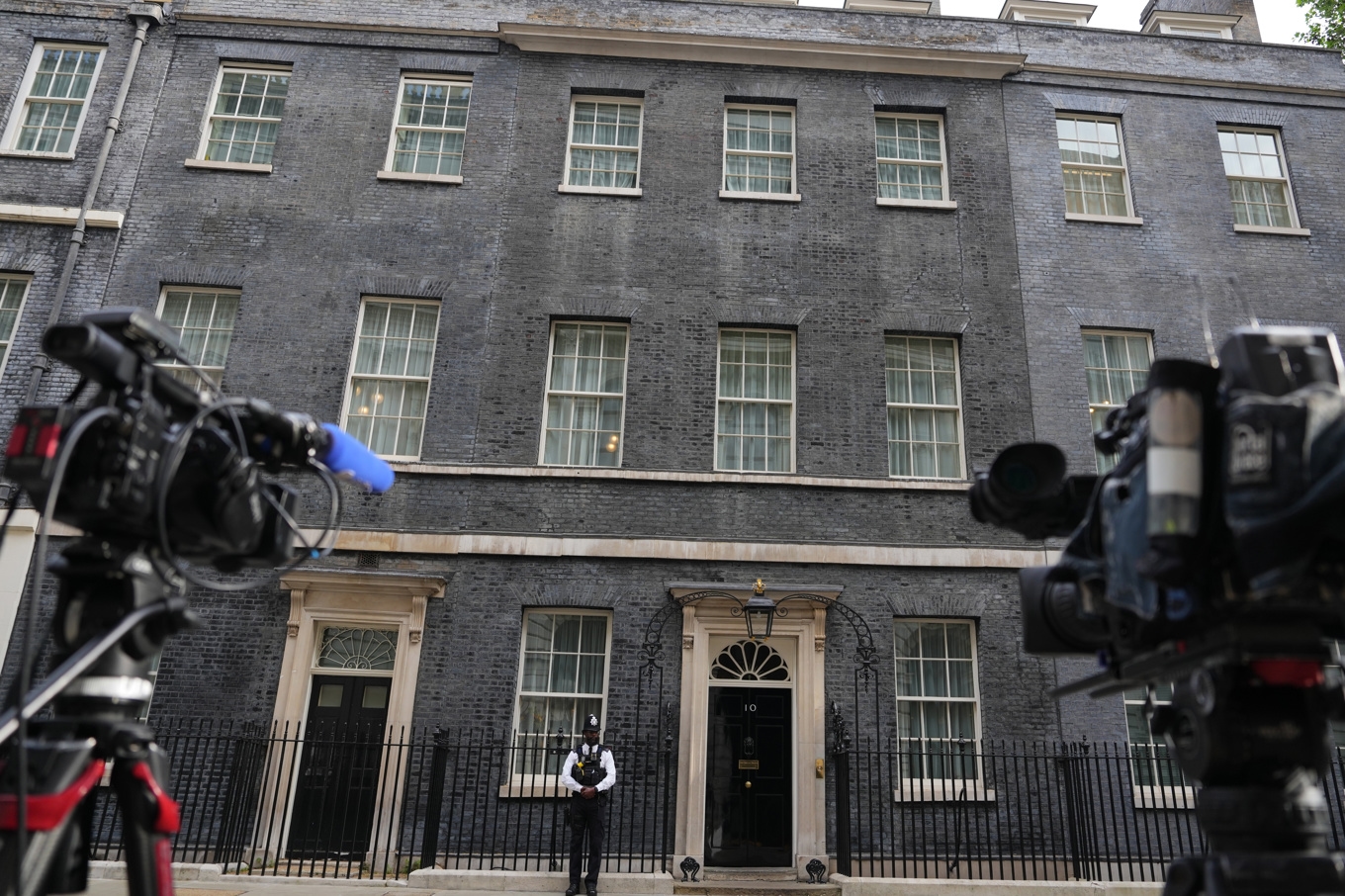 Tv-kameror på Downing Street i London, där tisdagens regeringsmöte hålls. Foto: Kirsty Wigglesworth/AP/TT