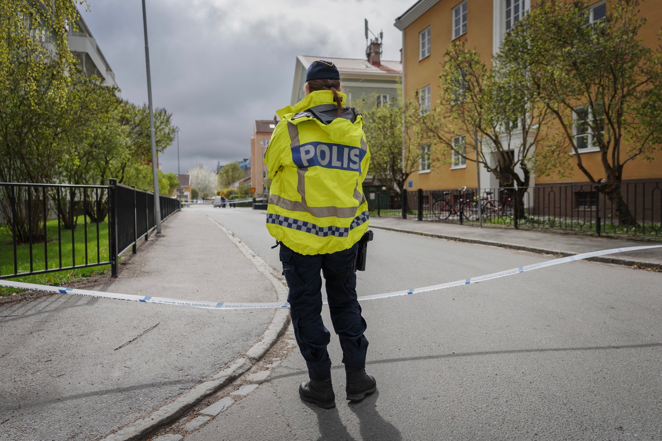 Polisavspärrningar i närheten av mordplatsen på frisersalongen vid Vaksala torg i Uppsala, dagen efter skjutningen den 29 april 2025. Foto: Linus Sundahl-Djerf/SVD/TT