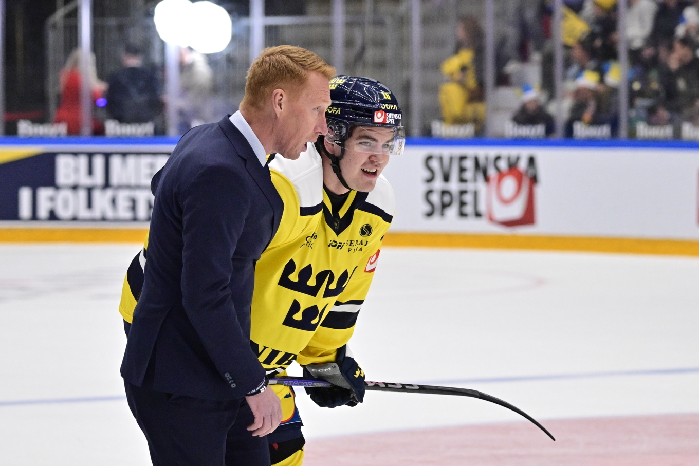 Assisterande tränaren Jörgen Jönsson och forwarden Anton Frondell, två nya ansikten i Tre Kronor jämfört med OS. Arkivbild. Foto: Johan Nilsson/TT