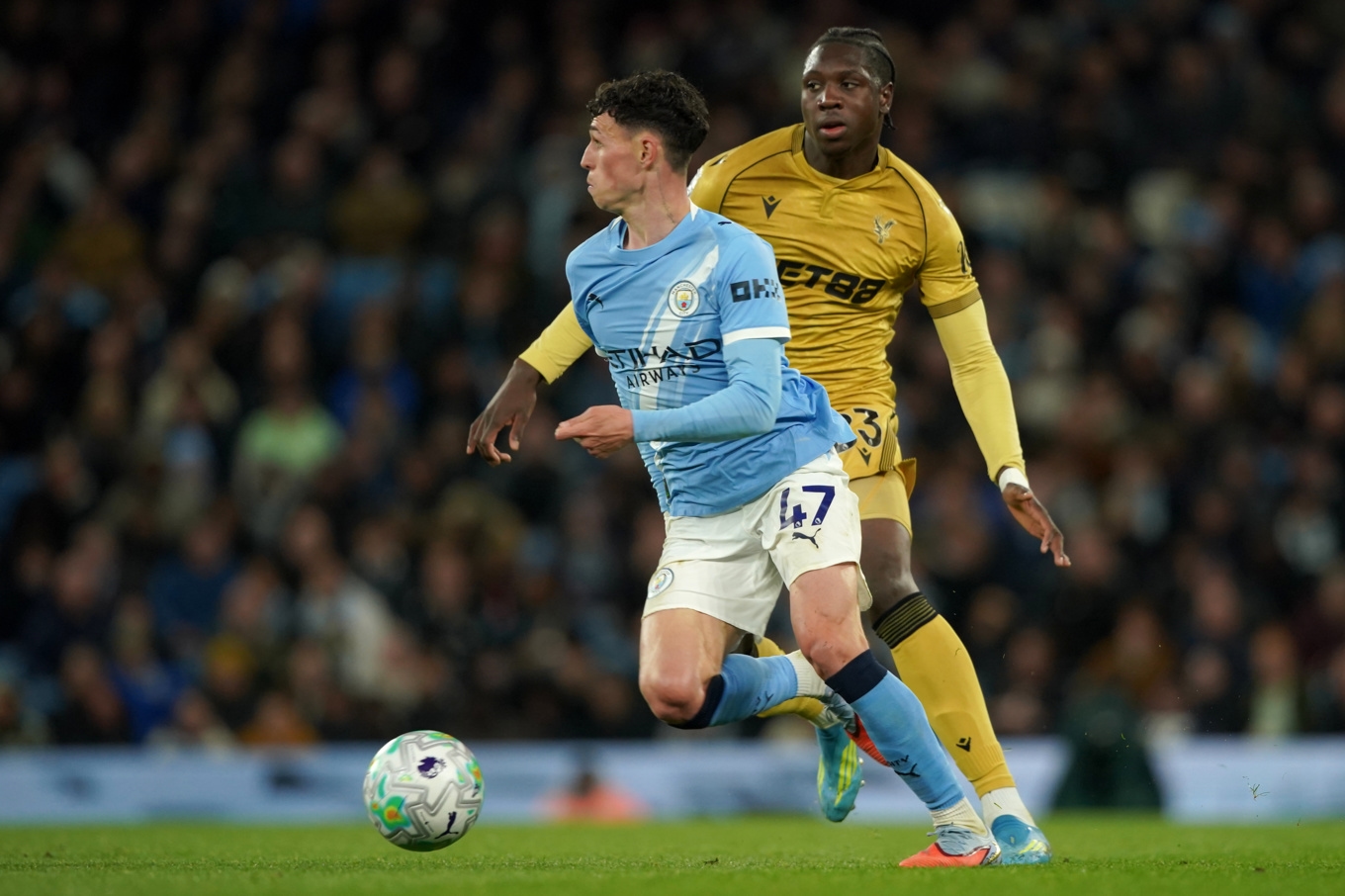 Manchester City-stjärnan Phil Foden med bollen. Engelsmannen låg bakom två mål hemma mot Crystal Palace i Premier League-fotbollen. Foto: Ian Hodgson/AP/TT