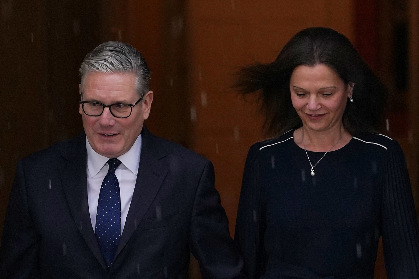 Storbritanniens premiärminister Keir Starmer går tillsammans med sin hustru från Downing Street till parlamentets öppnande i Westminster i London. Foto: Alberto Pezzali/AP/TT