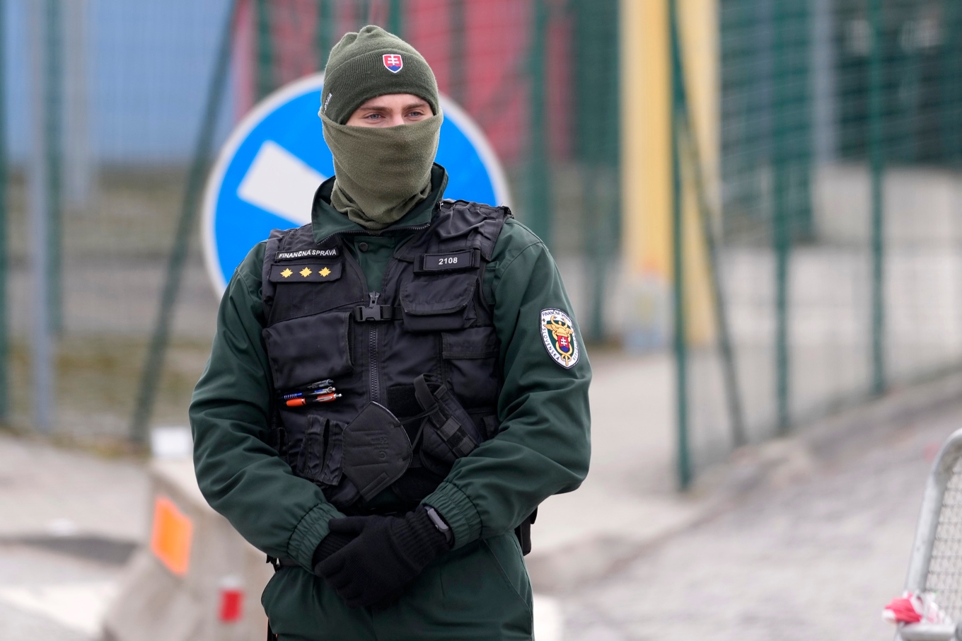 En slovakisk gränspolis vid gränsen till Ukraina. Arkivbild. Foto: Darko Vojinovic/AP/TT