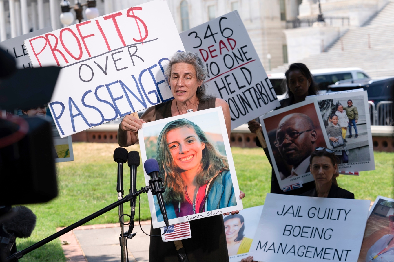 Mamman till 24-åriga Samya Stumo, ett av dödsoffren i flygkraschen med Boeing 737 Max i Etiopien 2019, utanför USA:s kongress i Washington den 18 juni 2024. Foto: Jose Luis Magana/AP/TT