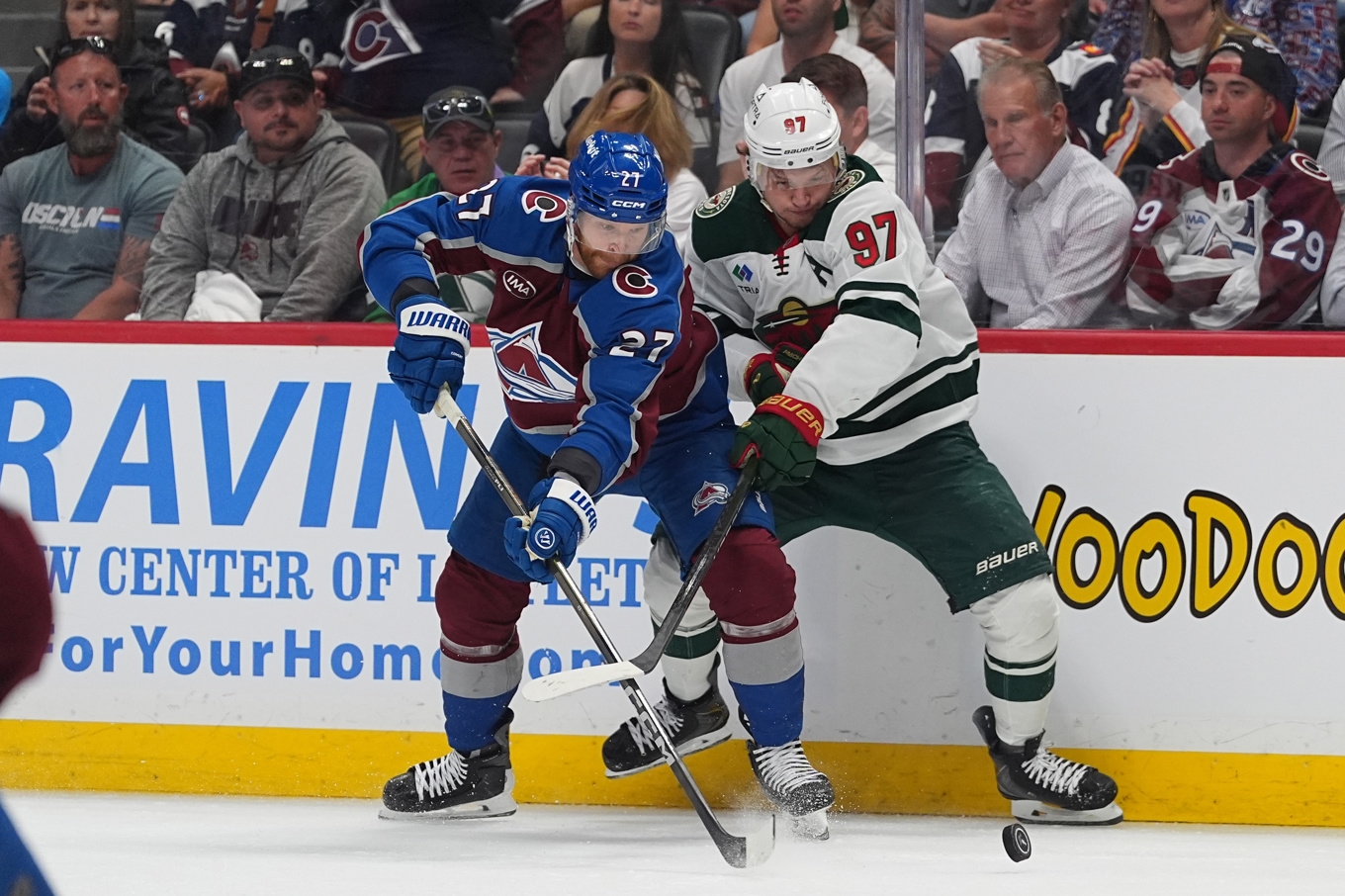 Colorados avgörande målskytt Brett Kulak (vänster) med Minnesotas Kirill Kaprizov under matchen. Foto: David Zalubowski/AP/TT