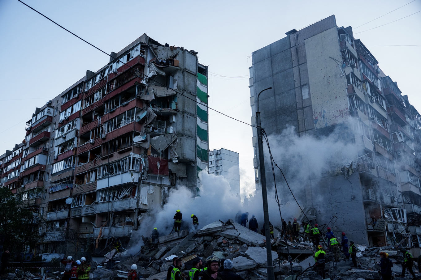 Räddningsarbetet pågår efter en rysk attack mot ett bostadsområde i Ukrainas huvudstad Kiev. Foto: Evgeniy Maloletka/AP/TT