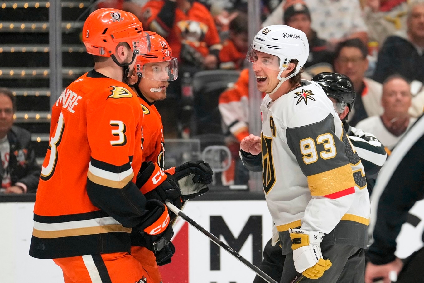 Vegas Mitch Marner, höger skrattar framför Anaheims Ian Moore och Mikael Granlund under matchen. Foto: Mark J. Terrill /AP/TT