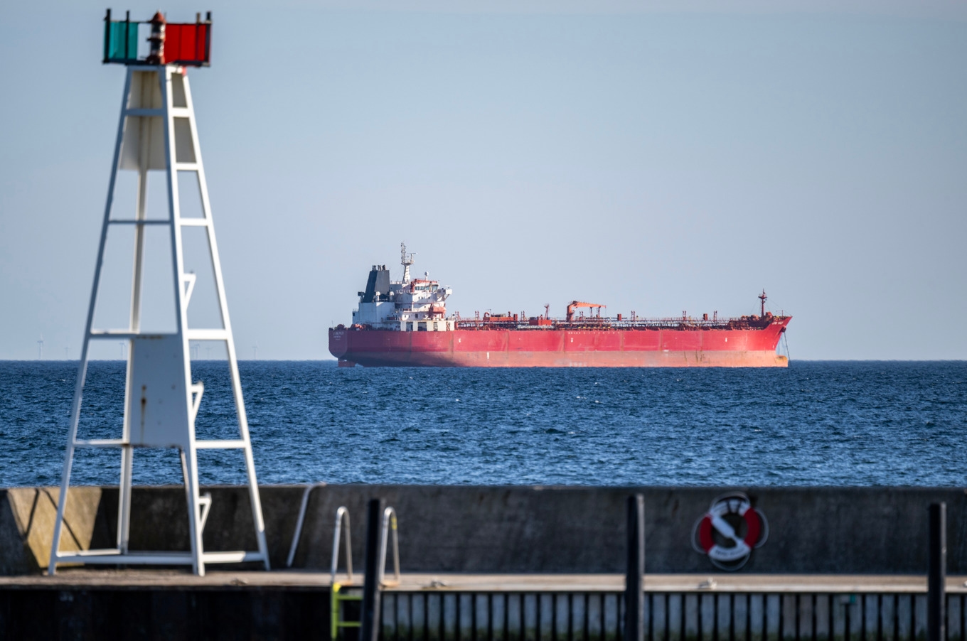 Tankfartyget Jin Hui ligger för ankar väster om Trelleborg i början av maj. Foto: Johan Nilsson / TT