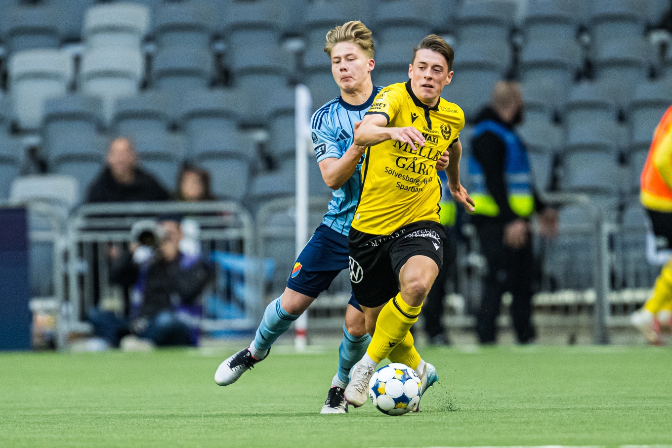 Mjällbys Elliot Stroud under en kamp med Djurgårdens Matias Siltanen förra säsongen. Foto: Magnus Lejhall/TT