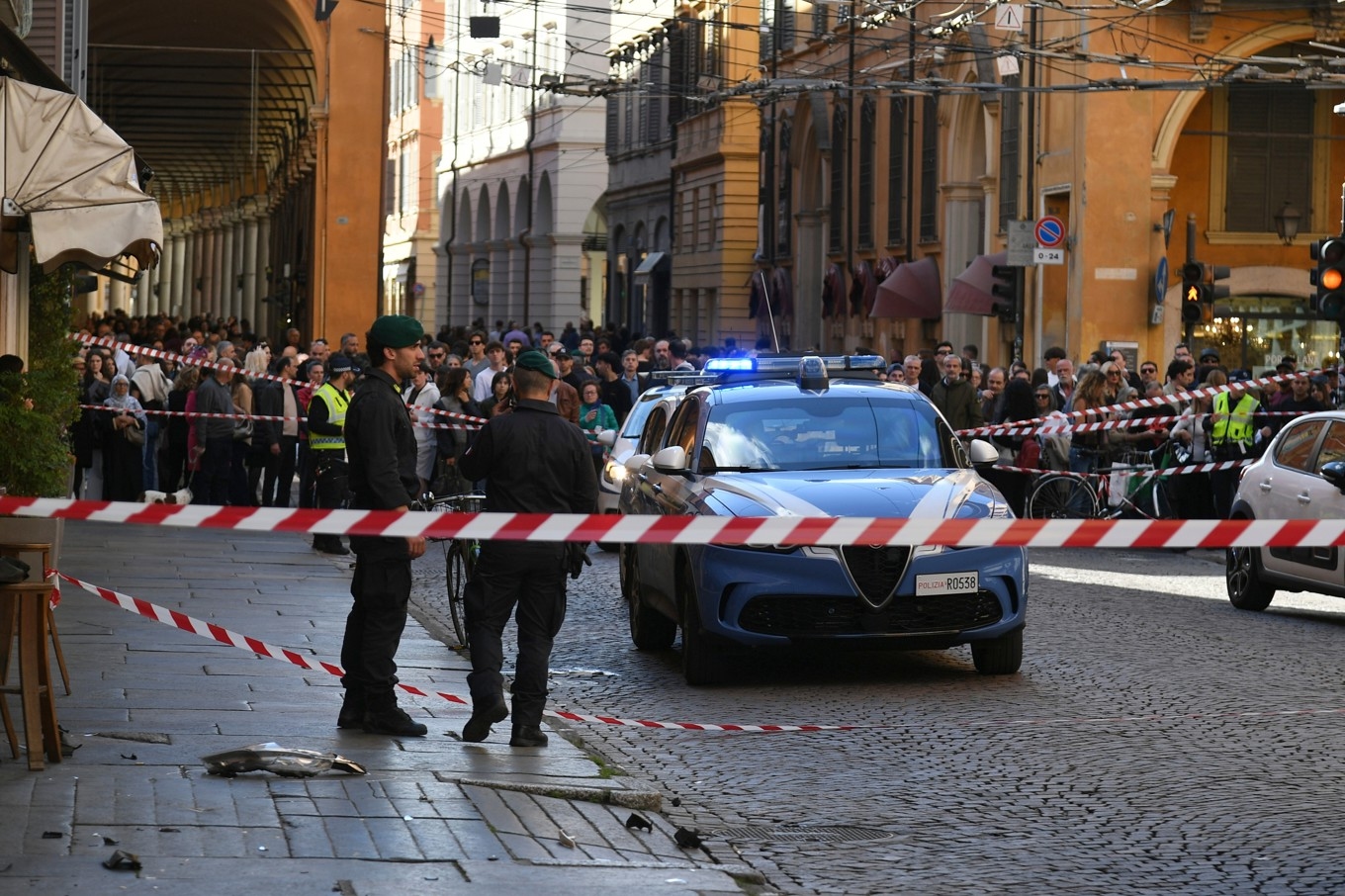Polis på plats efter händelsen i Modena. Foto: Lapresse via /AP/TT