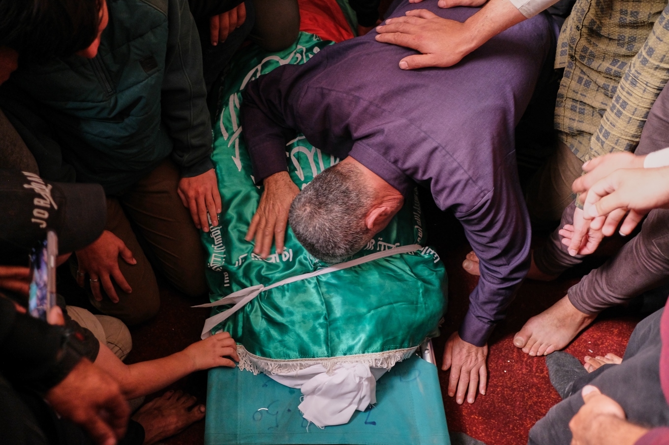 Människor sörjer Hamastoppen Ezzedine al-Haddads död under hans begravning i Gaza stad på lördagen. Foto: Jehad Alshrafi/AP/TT
