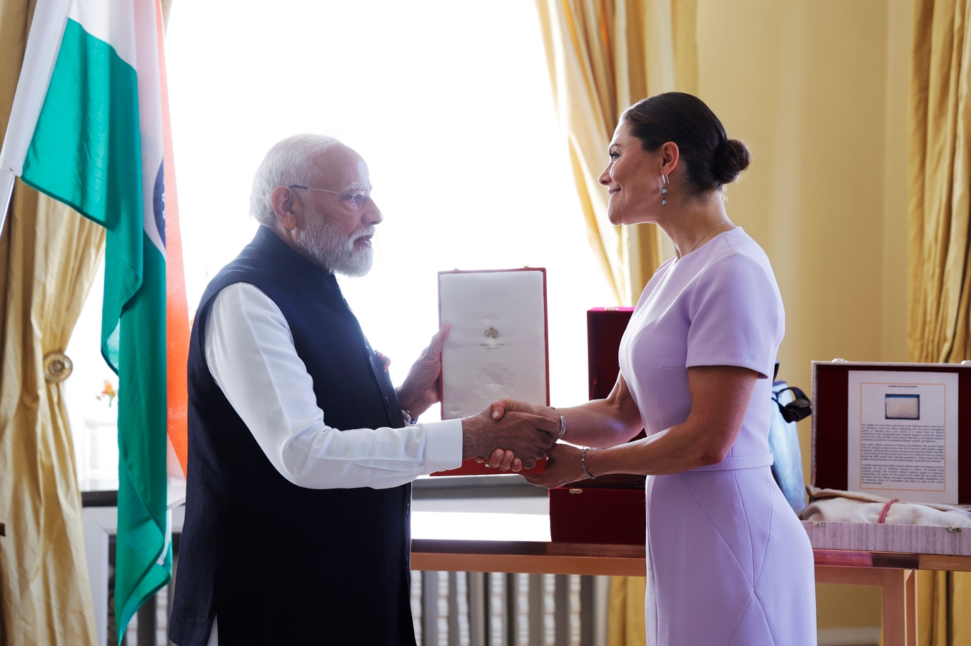 Kronprinsessan Victoria lämnar över Nordstjärneorden till Indiens premiärminister Narendra Modi i landshövdingens residens i Göteborg. Foto: Adam Ihse/TT