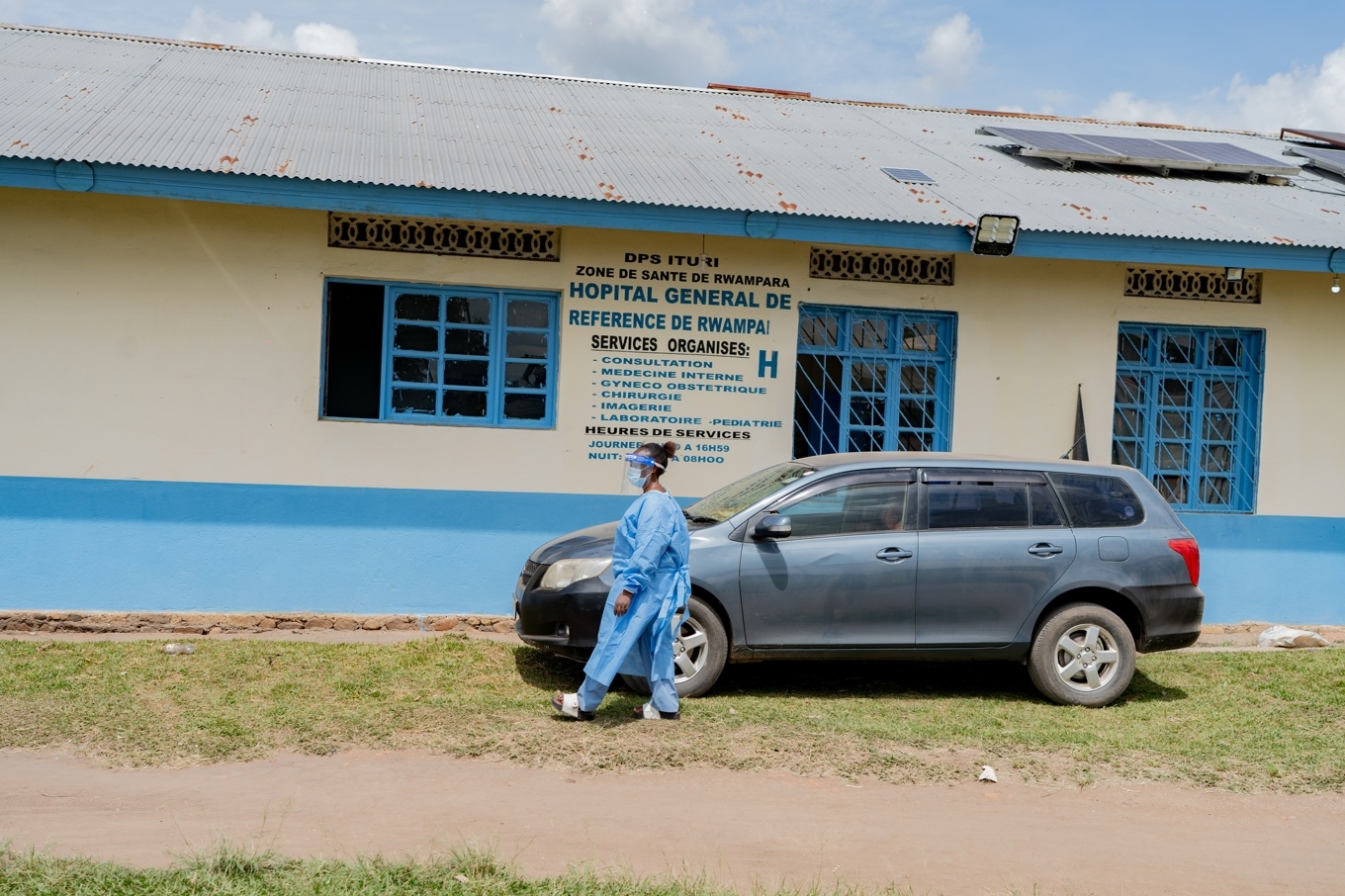 En sjukvårdare i skyddskläder i Kongo-Kinshasa. Foto: Jorkim Jotham Pituwa/AP/TT