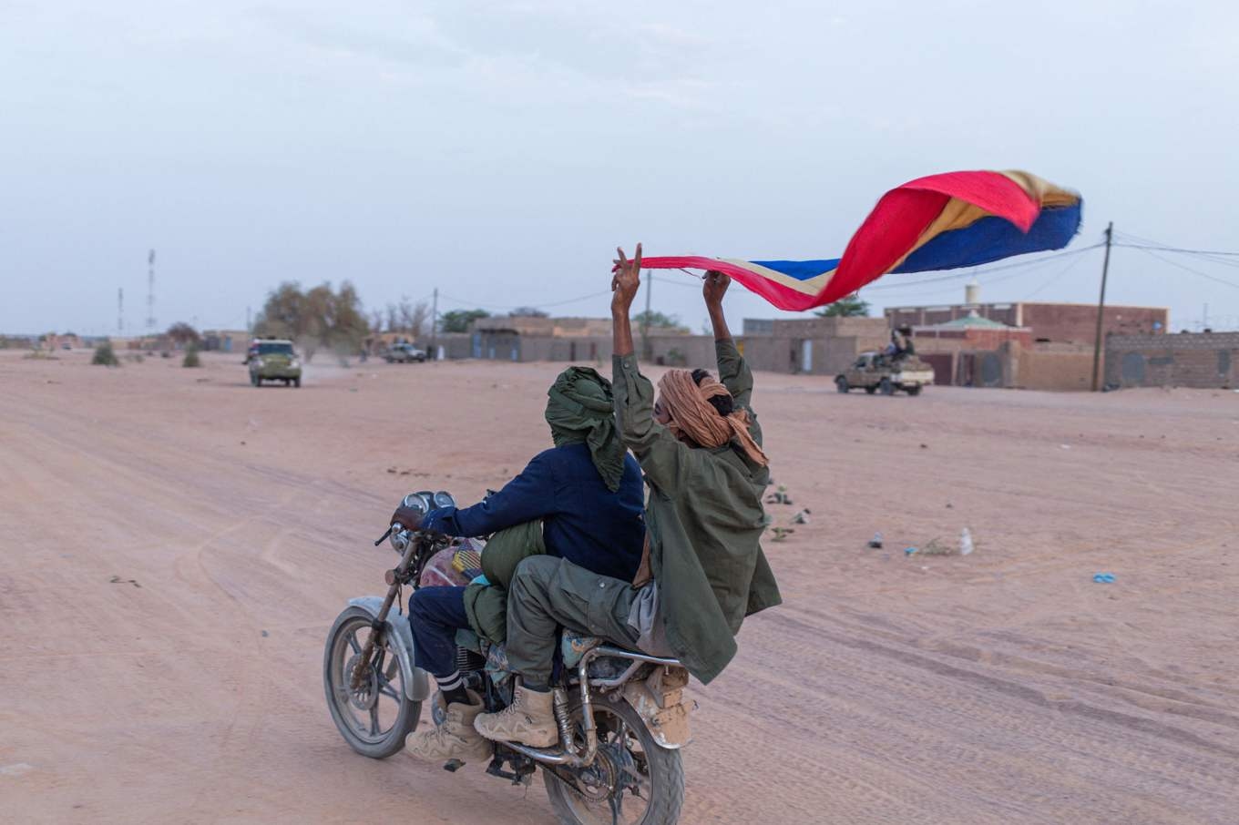 En vajande flagga i händerna på en tuaregrebell i Kidal i norra Mali nyligen. Foto: AFP/TT