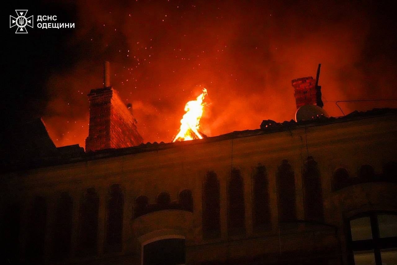 En byggnad i Odessa står i brand efter den ryska attacken mot staden natten till måndag. Foto: Ukrainas räddningstjänst/AP/TT