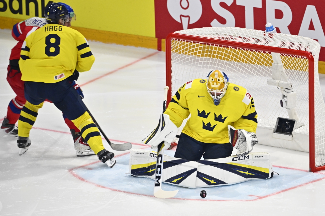 Magnus Hellberg räddar en tjeckisk målchans. Foto: Anders Wiklund/TT