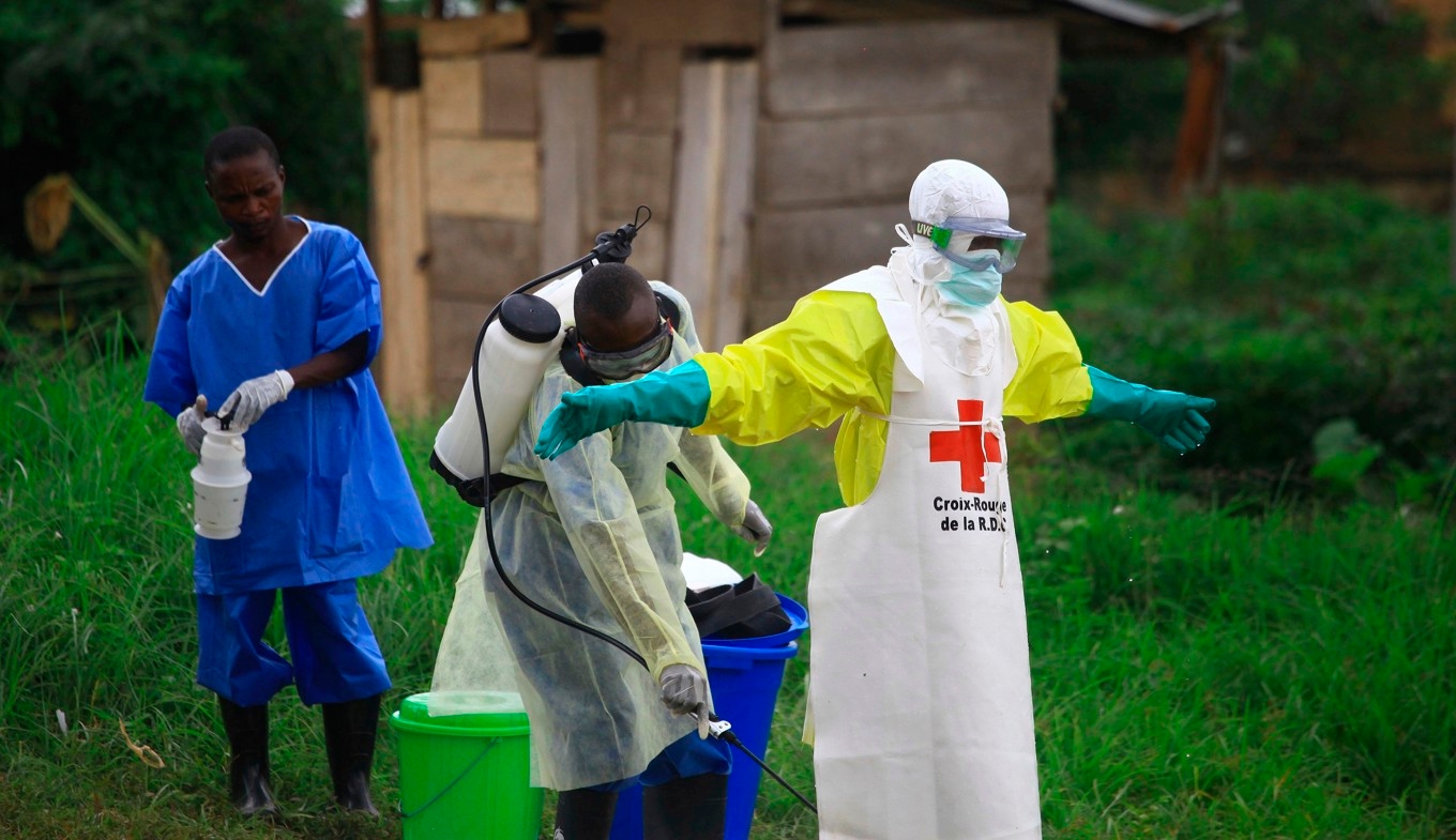 En vårdanställd sprejar desinficeringsmedel på en kollega vid ett ebolacenter i östra Kongo. Arkivbild. Foto: Al-hadji Kudra Maliro/AP/TT