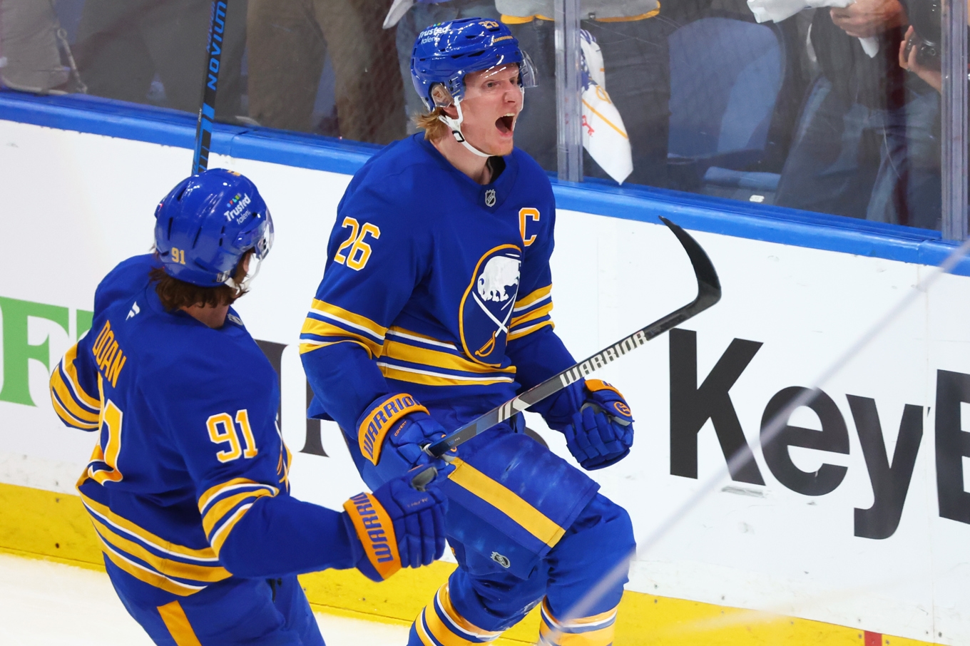 Buffalos Rasmus Dahlin (26) firade efter att ha satt målet som tog laget till förlängning. Foto: Jeffrey T. Barnes/AP/TT
