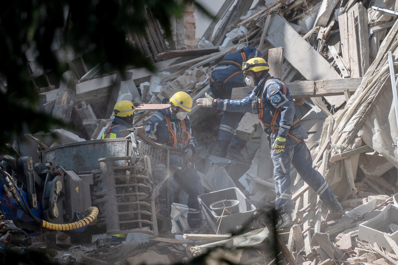Räddningsarbetet pågick på tisdagen i det raserade bostadshuset i Görlitz, som ligger i östra Tyskland vid gränsen till Polen. Foto: Paul Glaser /AP/TT