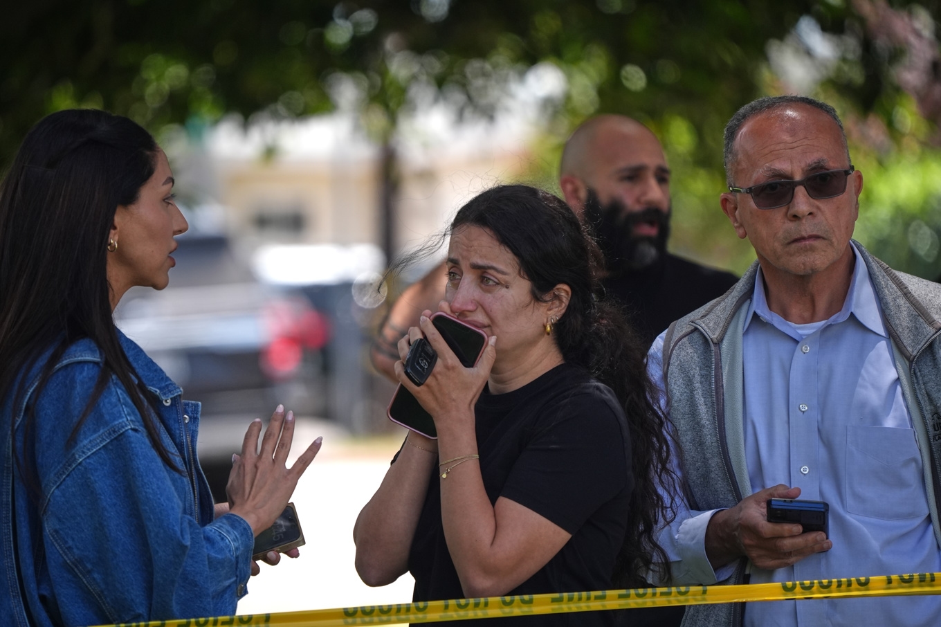 Personer samlade utanför polisavspärrningen vid moskén i San Diego efter skjutningen på måndagen. Foto: Gregory Bull/AP/TT