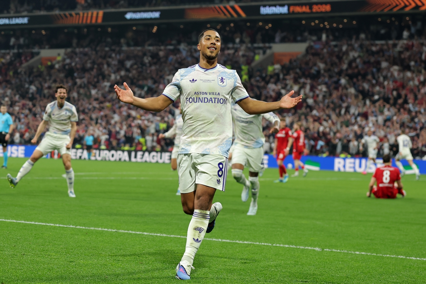 Aston Villas Youri Tielemans firar 1–0 efter en drömträff på volley. Foto: AP/TT