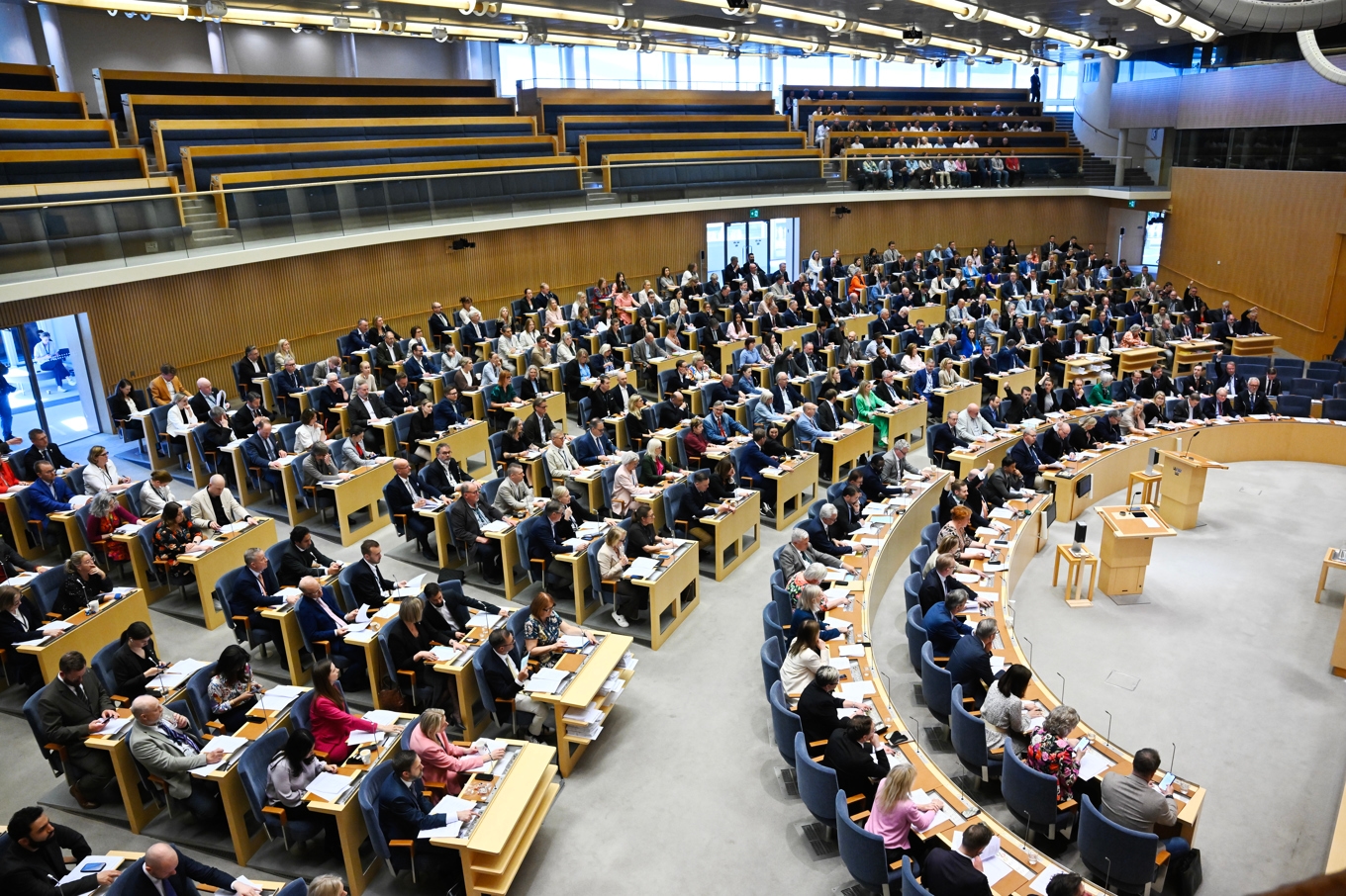 Fullsatt i plenisalen under omröstning i riksdagen. Foto: Henrik Montgomery/TT