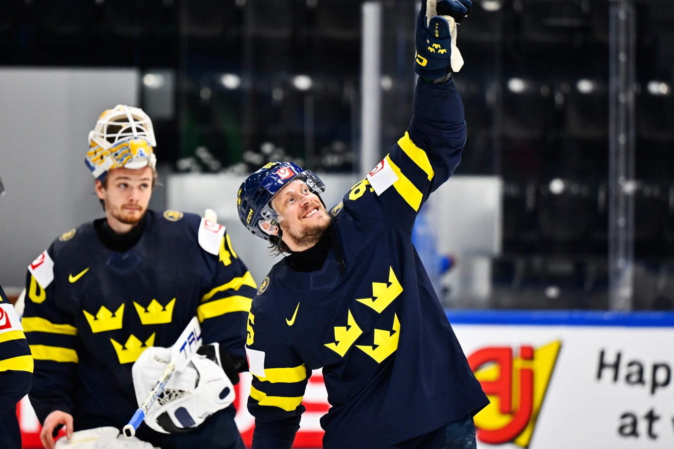 Sveriges tvåmålsskytt Jacob de la Rose, utsedd till matchens lirare på sin födelsedag, firar 6–0-segern mot Slovenien. I bakgrunden syns målvakten Arvid Söderblom som höll nollan. Foto: Anders Wiklund/TT