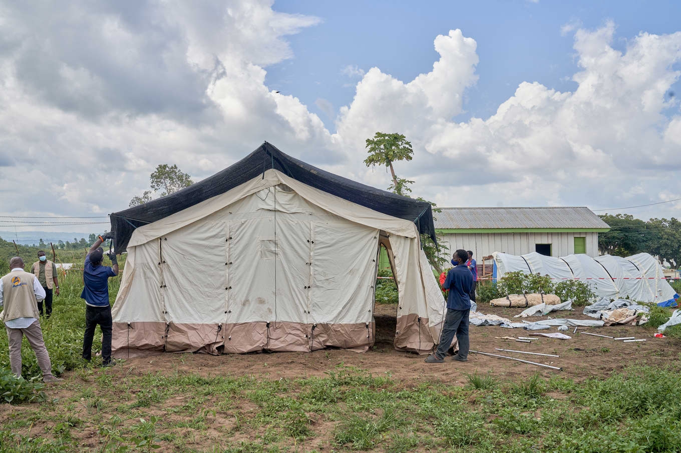 Hjälparbetare sätter upp ett sjukvårdstält i Bunia i Kongo-Kinshasa. Foto: Dirole Lotsima Dieudonne/AP/TT