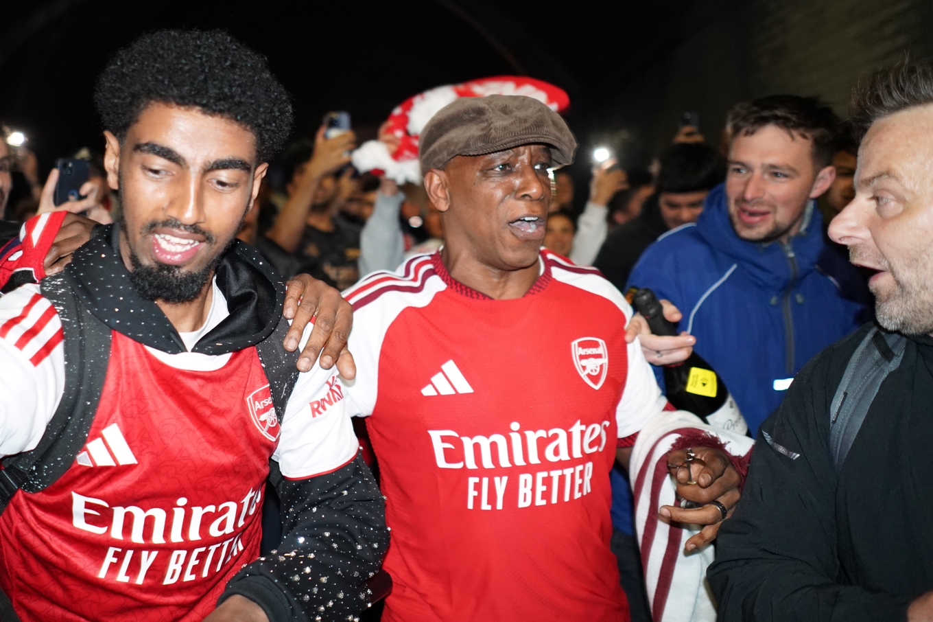 Arsenalikonen Ian Wright firar med supportrar utanför Arsenals hemmaarena i London. Foto: Alberto Pezzali/AP/TT