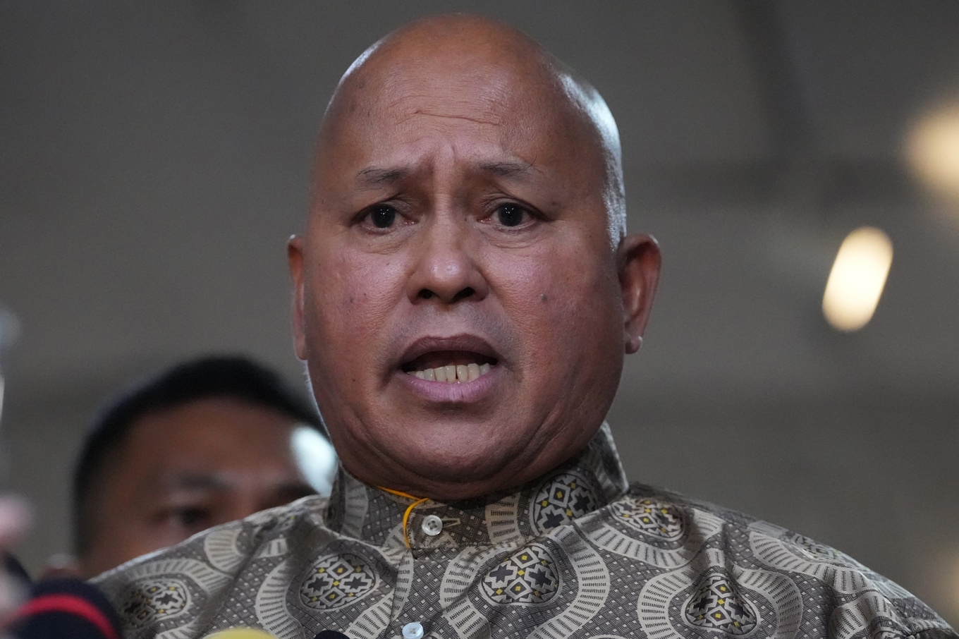 Den filippinske parlamentarikern Ronald dela Rosa talar till reportrar i Pasay, Filippinerna den 13 maj. Foto: Aaron Favila/AP/TT