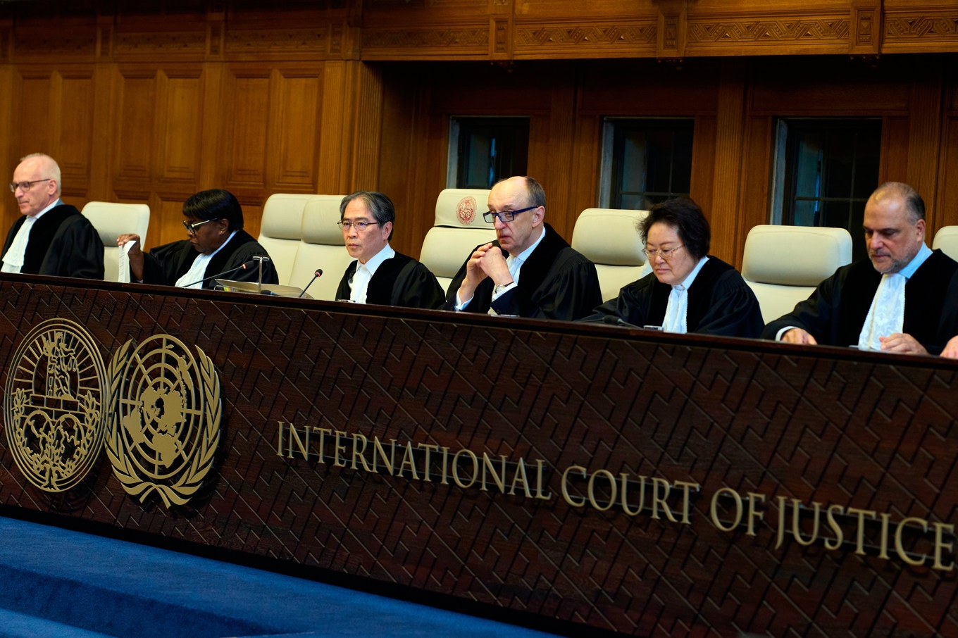 Internationella domstolen i Haag (ICJ). Tredje från vänster sitter chefsdomare Yuji Iwasawa. Arkivbild. Foto: Peter Dejong /AP/TT