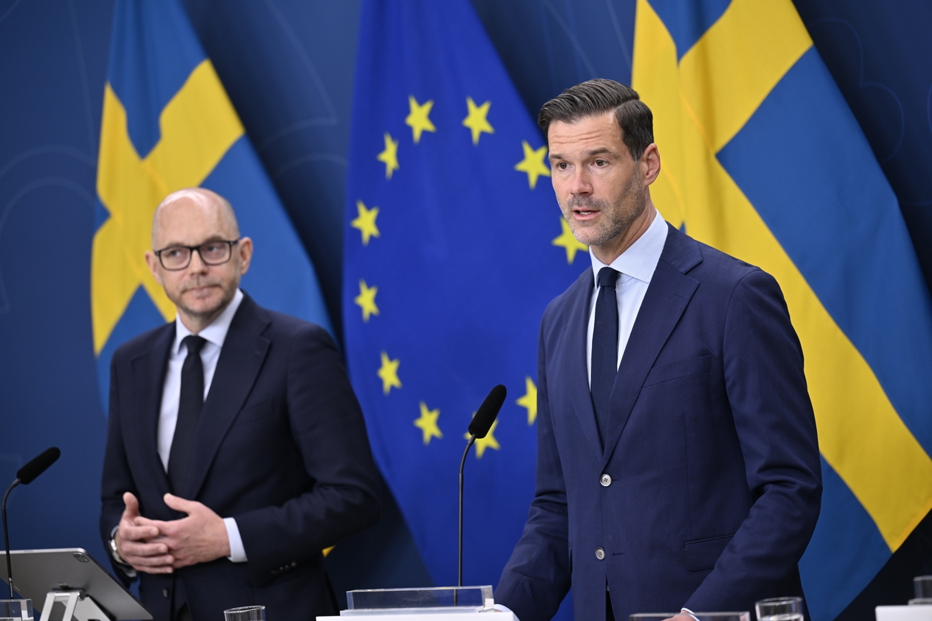 Arbetsmarknadsminister Johan Britz (L) och migrationsminister Johan Forssell (M) under pressträffen. Foto: Pontus Lundahl/TT