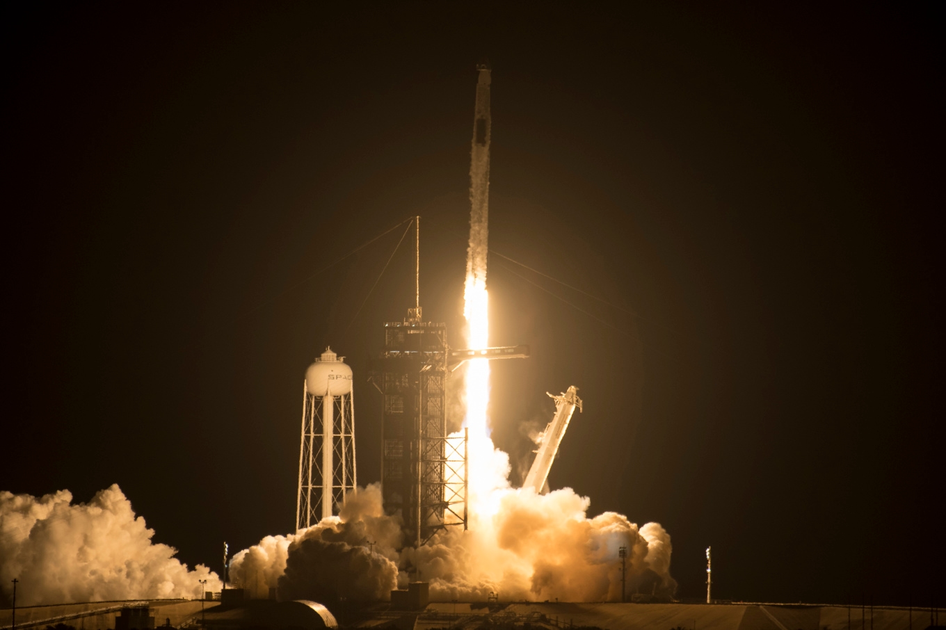 En Space X-raket lyfter från Kennedy Space Center i Florida. Arkivbild. Foto: Aubrey Gemignani/AP/TT