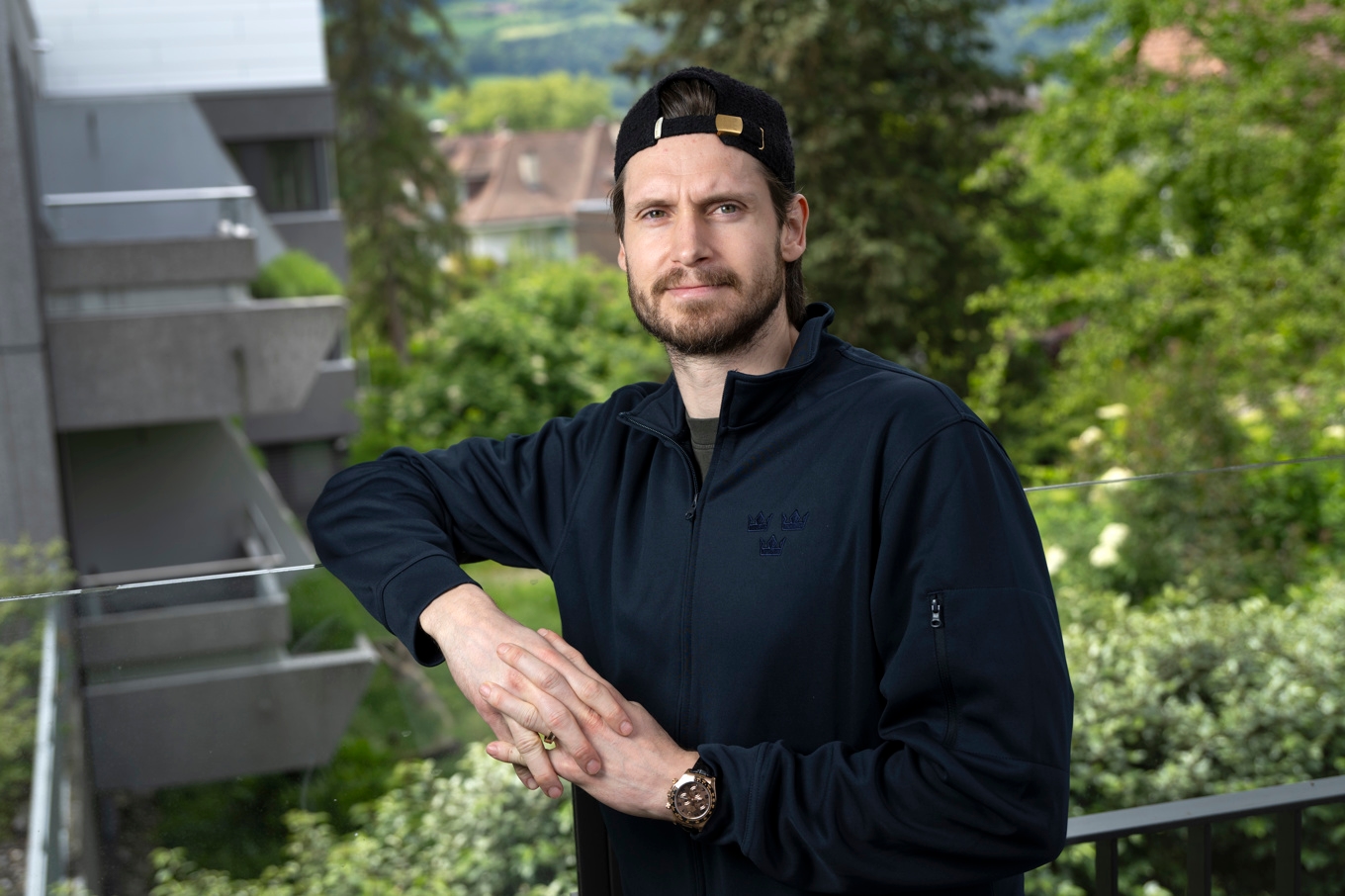 "Jag har aldrig varit med om att bli trejdad mitt under säsong, och vi var några veckor från att få vår son. Det var speciellt", säger Oliver Ekman Larsson. Foto: Anders Wiklund/TT