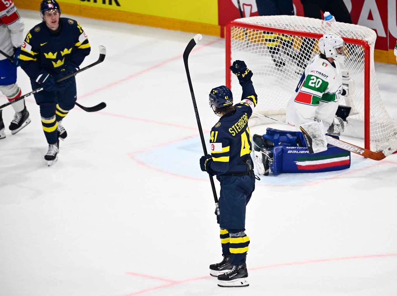 18-årige Ivar Stenberg firar sitt första mål i Tre Kronor-tröjan. Foto: Anders Wiklund/TT