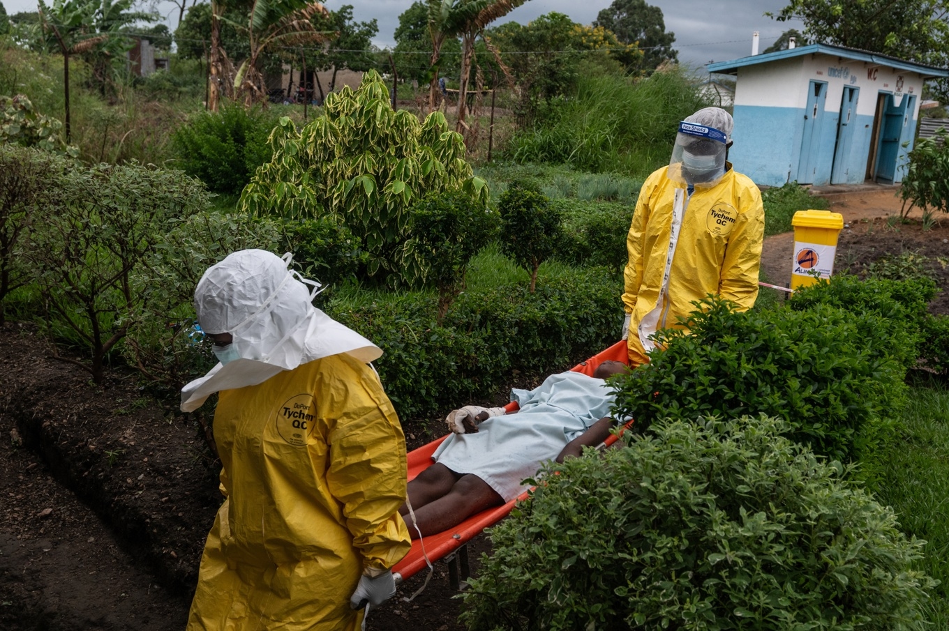 Medicinsk personal bär en ebolapatient till ett behandlingscenter i Rwampara, Kongo, torsdagen den 21 maj 2026. Foto: Moses Sawasawa /AP/TT
